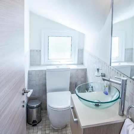 Sleeps 6 With Pool Air Con And Wifi