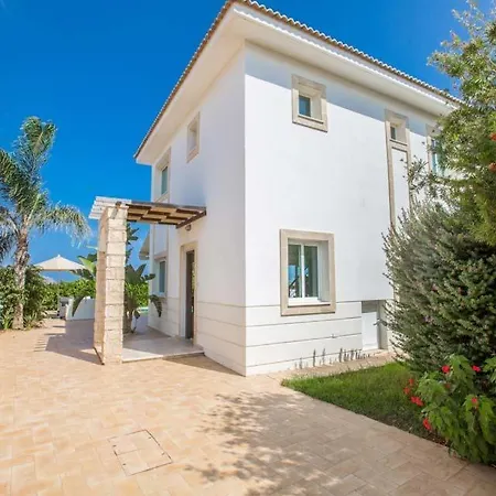 Villa Sleeps 6 With Pool Air Con And Wifi *