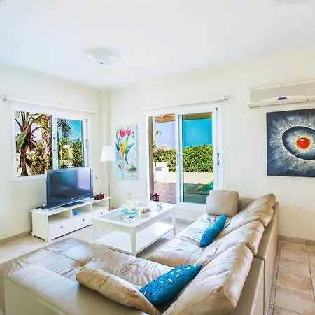 Villa Sleeps 6 With Pool Air Con And Wifi *