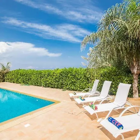 Villa Sleeps 6 With Pool Air Con And Wifi *