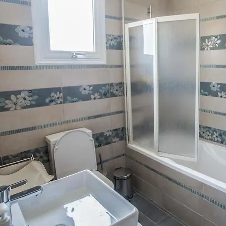 Sleeps 6 With Pool Air Con And Wifi